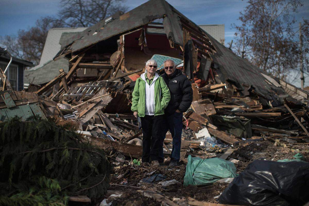 Sheila und Dominic Traina stehen vor dem, was einmal ihr Haus war. 43 Jahre haben sie hier gewohnt. Die Trainas denken jetzt darüber nach, aus der Gegend wegzuziehen, die ein Freund einmal als "das Paradies der armen Menschen" bezeichnet hat.