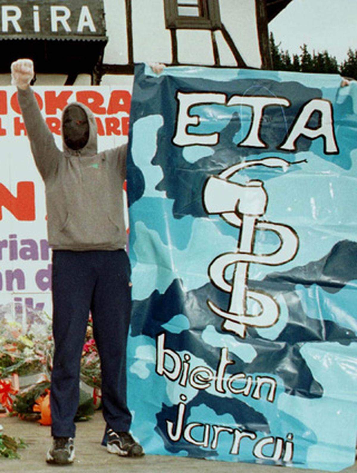 Das Motto der ETA ist Bietan Jarrai - "Vorwärts auf beiden Wegen". Seit den siebziger Jahren steht dieser Spruch unter den beiden Symbolen Schlange und Axt (List und Härte) auf dem Logo.