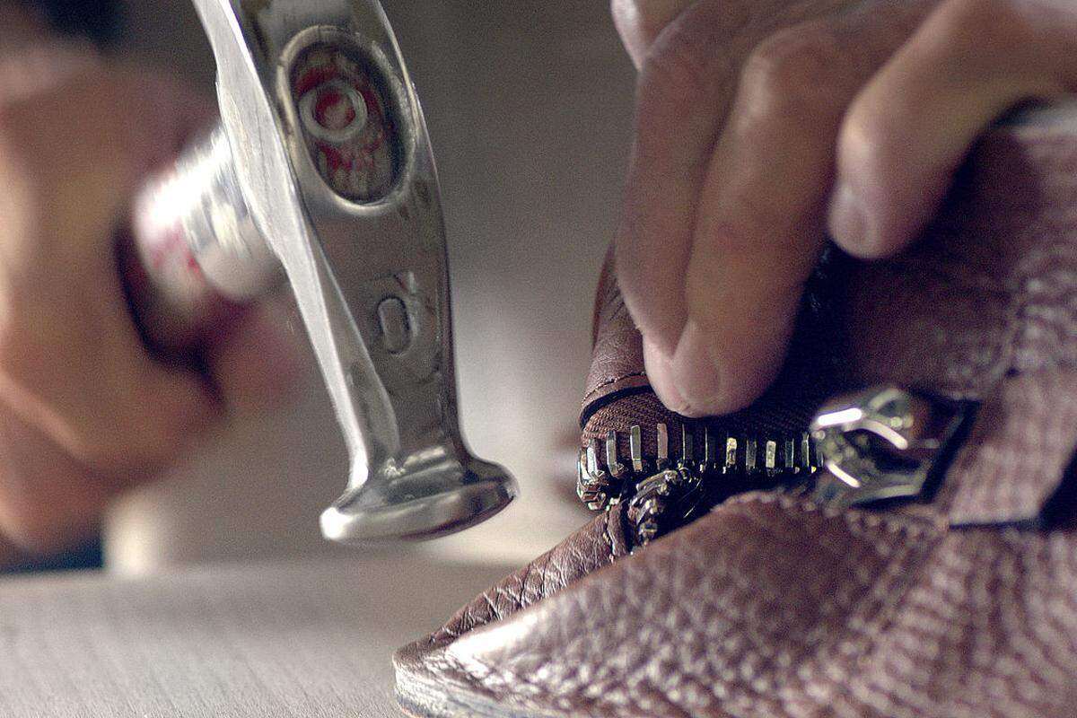 Die Decke des Leders wird geprüft und bisweilen mit dem Hammer nachbearbeitet.