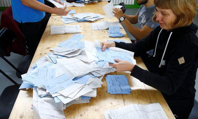 Ein Bild von den Auszählungen der Parlamentswahl in Zürich. So viele Frauen wie noch nie standen auf den Listen.