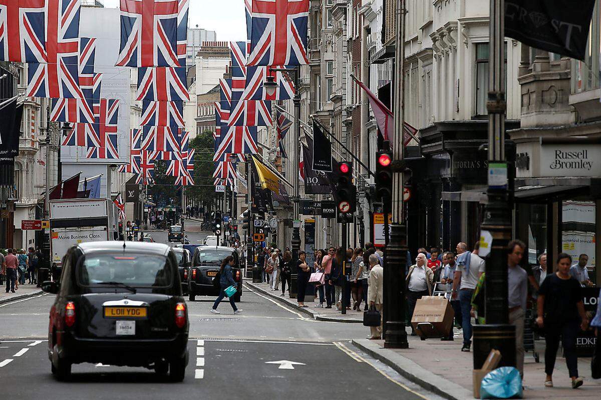 Der "Main Streets Across The World Report" analysiert jährlich 451 der Top Einkaufsstraßen weltweit und erstellt aus den von Cushman &amp; Wakefield gesammelten Daten mittels der Spitzenmietwerte ein Ranking der teuersten Einkaufsstraßen in 68 Ländern. Die schnell ansteigenden Mieten machen im Jahr 2017 die Londoner New Bond Street (Bild) zur drittteuersten Einkaufsmeile: Die Mieten auf der New Bond Street in London stiegen gegenüber dem Vorjahr um über ein Drittel auf 16.200 Euro Jahresmiete pro Quadratmeter an.