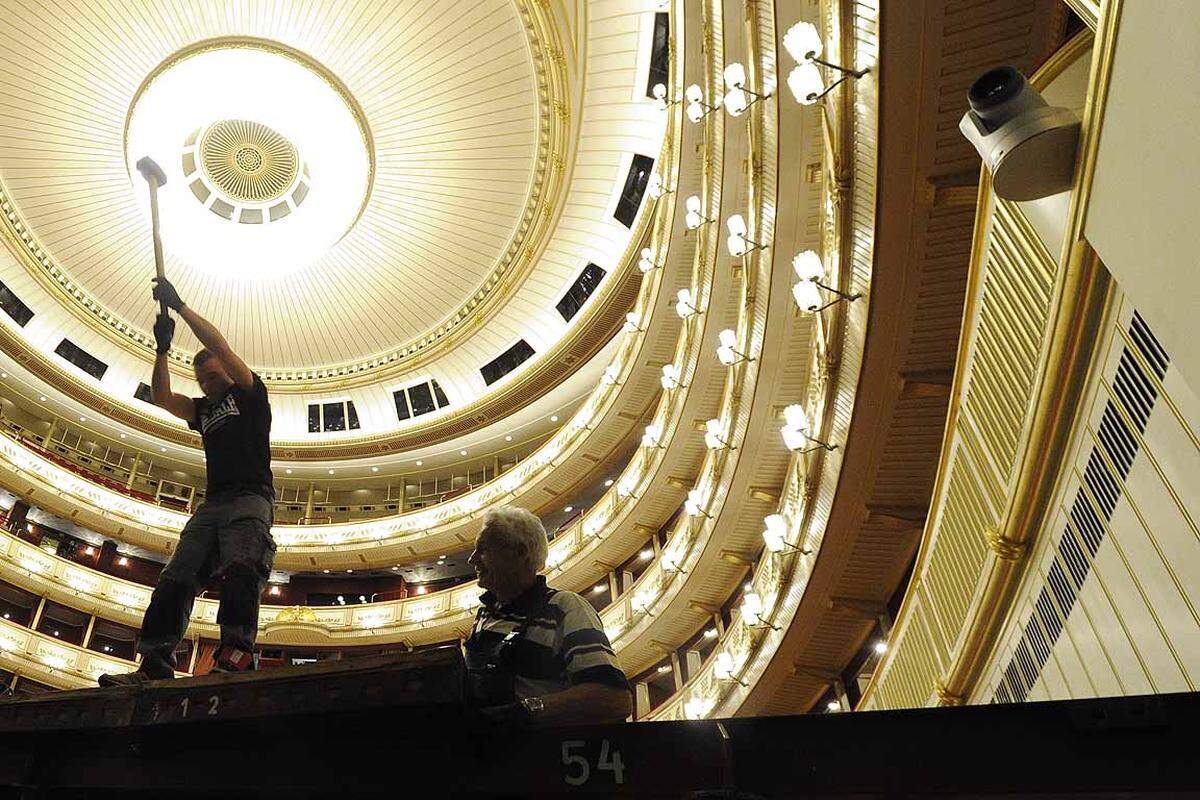 Die Wiener Staatsoper legt ihr Balloutfit an. Drei Tage vor dem Ball läuft der Countdown an, ab dann werken 500 Arbeiter daran, das Innere des Sangeshauses zum schönsten Ballsaal der Welt zu verwandeln.