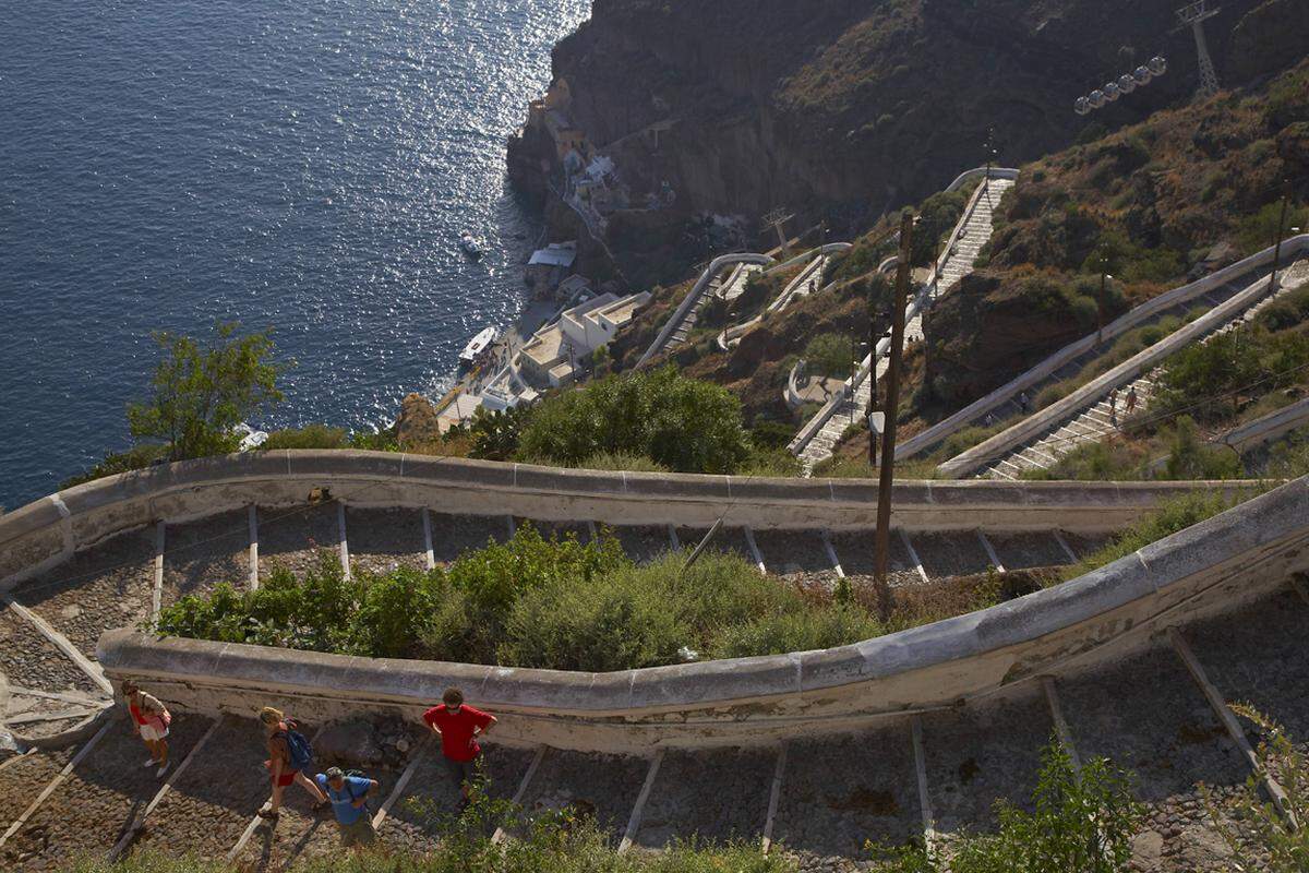 657 Stufen kann man in Griechenland erklimmen. Seit es eine Drahtseilbahn gibt, manchen das die meisten Touristen aber nur mehr auf dem Rücken von Eseln.