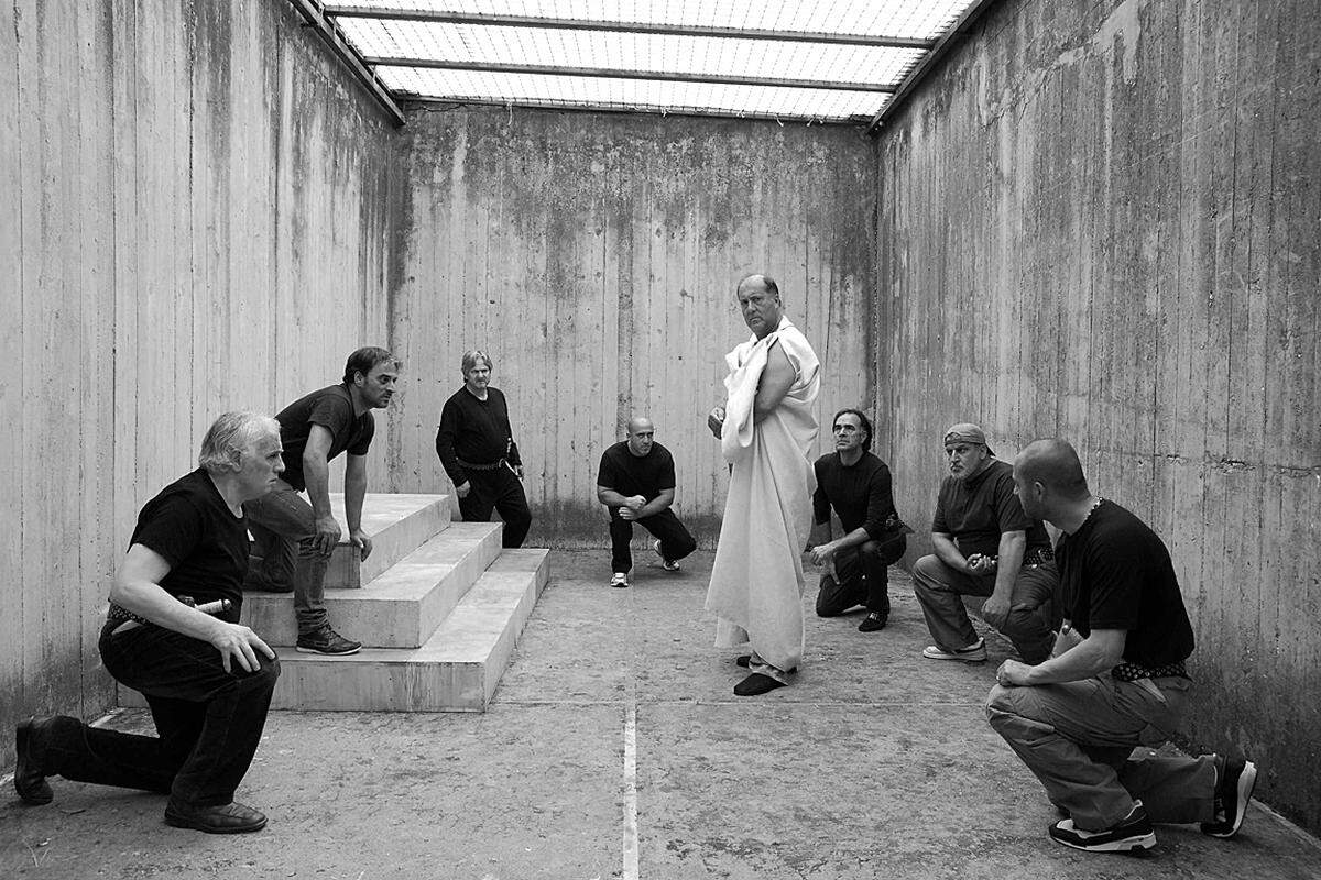Italien, Regie: Paolo und Vittorio Taviani  Strafgefangene führen Shakespeares Tragödie "Julius Caesar" auf. Die "Schauspieler" sind Inhaftierte aus dem Hochsicherheitstrakt, einige von ihnen wurden sogar zum Tode verurteilt.