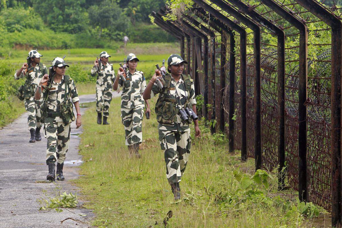 In den 1980er Jahren begann Indien die Grenze zu Bangladesch mit einem Grenzzaun abzudichten. Grund waren Überfremdungsängste durch illegale Einwanderer. Für Mai 2016 ist die endgültige Fertigstellung geplant, über 3000 km.