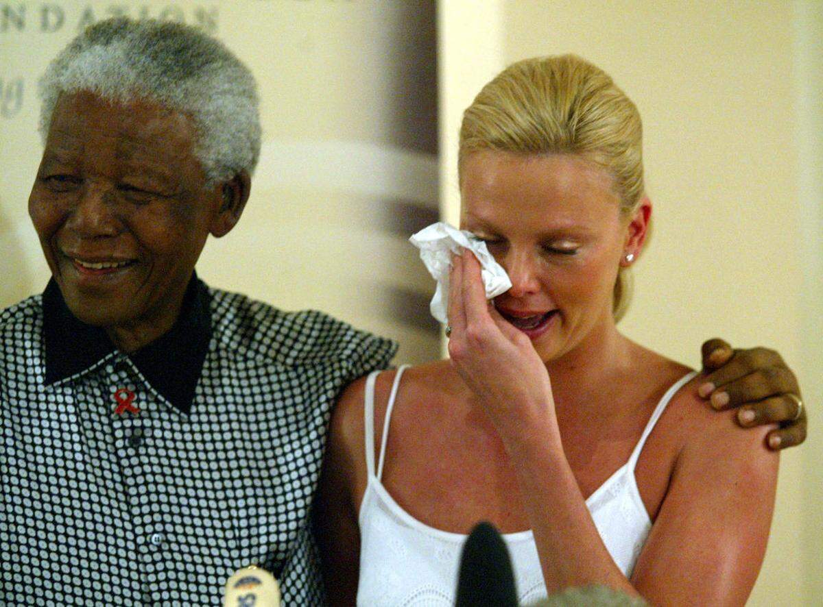 Als sie 15 war, versuchte der alkoholkranke Vater vor ihren Augen, die aus Deutschland stammende Mutter umzubringen. In Notwehr erschoss die Mutter den Vater.2004 traf Theron auf den südafrikanischen Nationalhelden Nelson Mandela.