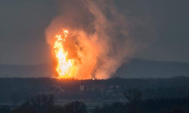Die gewaltige Explosion des Gasknotenpunkts in Baumgarten im Marchfeld war auch von Weitem zu sehen und zu hören.