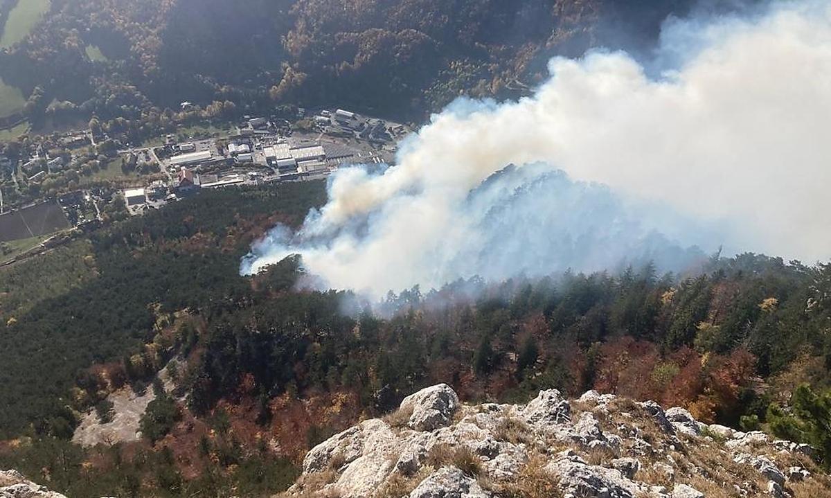 Rauchschwaden über dem betroffenen Waldgebiet.