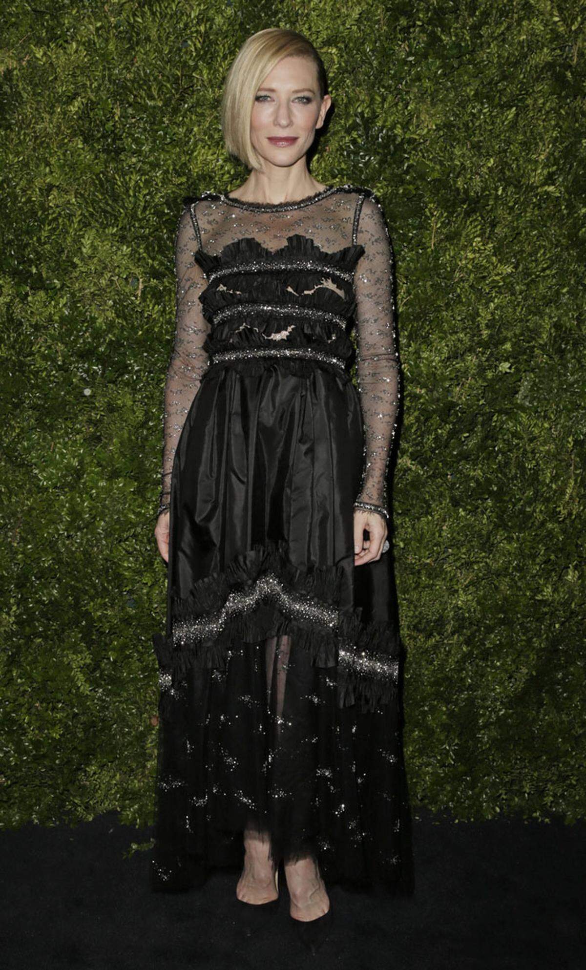 Die australische Schauspielerin Cate Blanchett ist bei einer hochrangig besetzten Gala im New Yorker Museum of Modern Art (MoMA) für ihre darstellerischen Leistungen ausgezeichnet worden. Ihren Preis nahm sie in einer funkelnden schwarzen Robe entgegen.