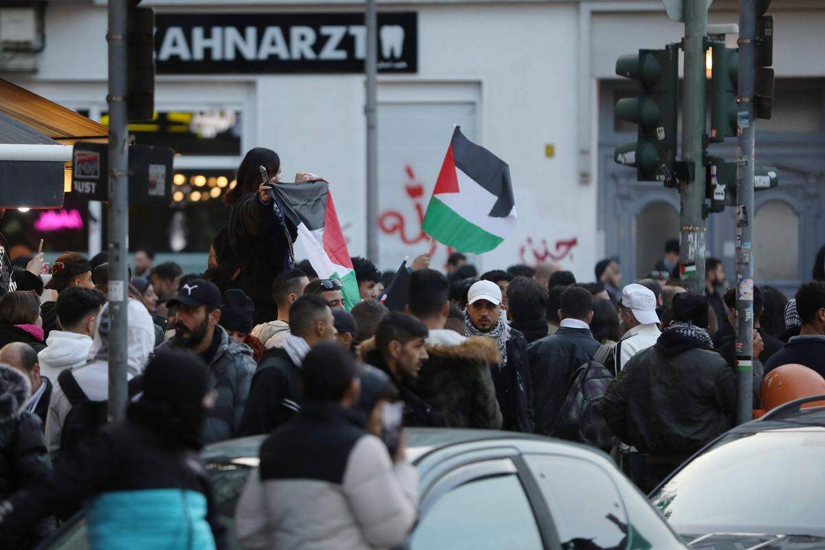 Eine verbotene Pro-Palästina-Demonstration in Berlin-Neukölln.