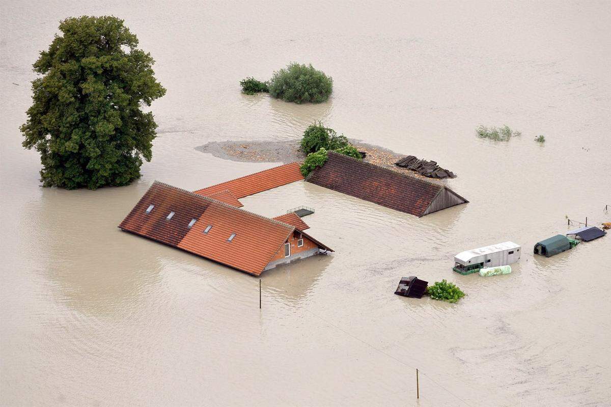 Ein Gehöft bei Schärding, das vom über die Ufer getretenen Inn überschwemmt wurde.