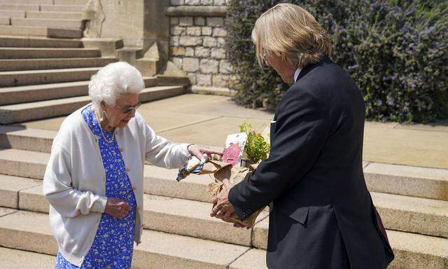 Die Queen hat zu Ehren ihres verstorbenen Ehemanns eine nach ihm benannte Rose pflanzen lassen. 