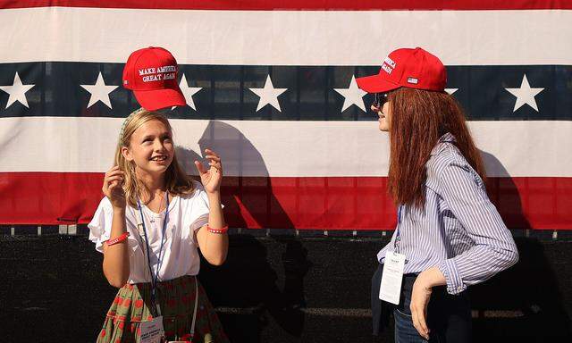 Trump-Fans in Arizona warten auf den Beginn einer Wahlkampfveranstaltung. Der Präsident lobt die guten Konjunkturzahlen.