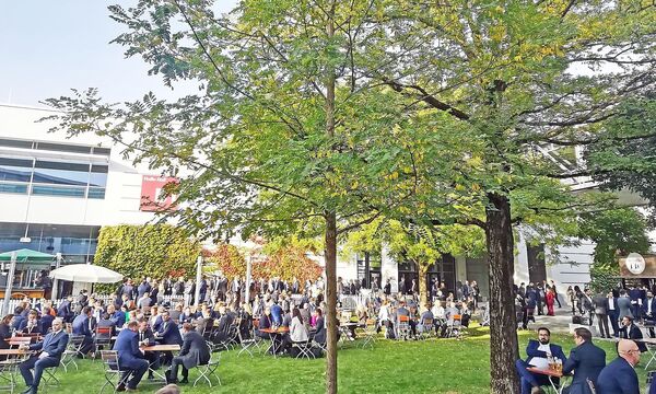 Heuer besonders gern genutzt: Die Grünfläche zwischen den Ausstellungshallen.