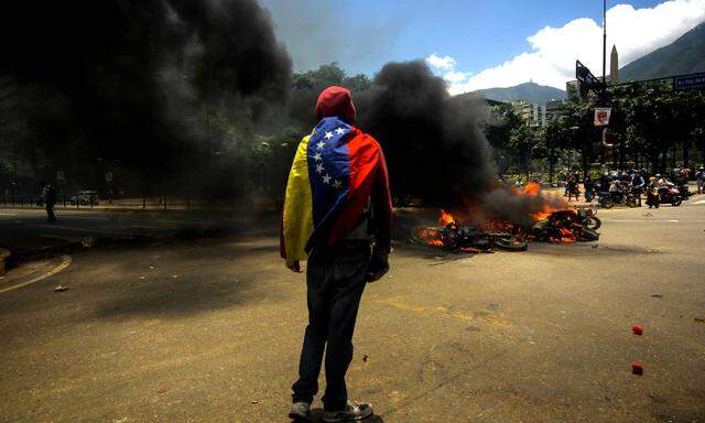 Brennende Motorräder auf den Straßen der Hauptstadt Caracas. Die Abstimmung wurde von heftigen Protesten begleitet.  [