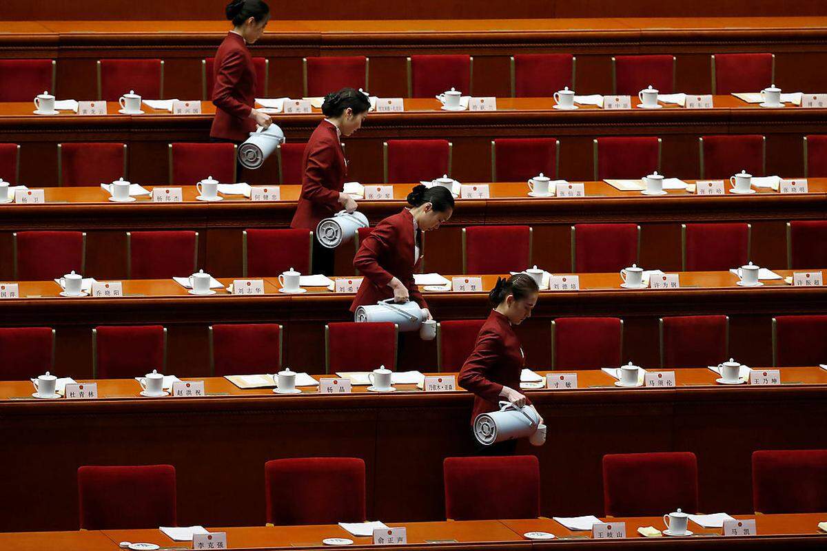 9. März. Zur Tagung des Nationalen Volkskongresses in der chinesischen Hauptstadt Peking muss alles perfekt ablaufen. Sogar das Tee-Einschenken ist koordiniert.