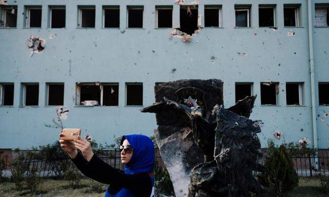 Eine Türkin macht ein Selfie vor einem Polizeiquartier in Ankara, das die Putschisten am Abend des 15. Juli 2016 bombardierten.