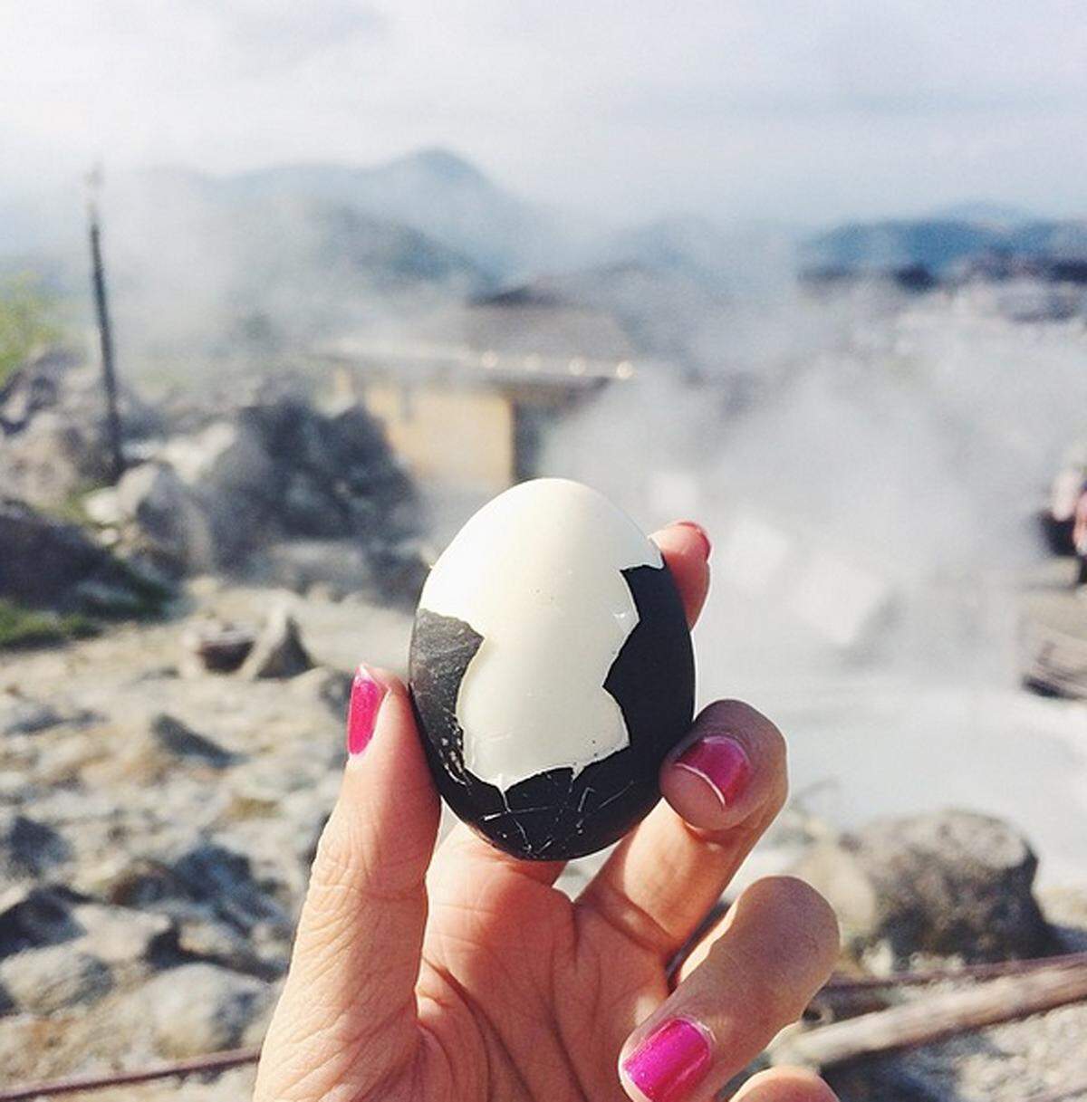 In der Vulkanstadt Ōwakudani in Japan werden schwarze Hühnereier verkauft, die in Schwefelquellen gekocht wurden. Wenn man eines isst, sollte das angeblich sieben Jahre das Leben verlängern.