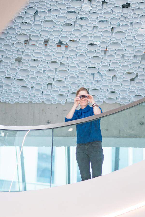 Die Shopping-Mall. Nicht nur die Stadtsoziologen schauen ganz genau, was da passiert: Auch Designerin Julia Landsiedl zoomt hinein in das Habitat Einkaufszentrum. Beim „Shopping Spotting“ (einem Teil der Ausstellung „2051: Smart Life in the City“ der Vienna Biennale) kann man beobachten, welche Spezies die Evolution der kommerziellen Räume hervorgebracht hat, vom „Power-Shopper“ bis zum „Grantler“. In „The Mall“ beim Bahnhof Wien Mitte erkennt man, wie halb öffentliche Räume zu sozialen Treffpunkten und sogenannten dritten Orten geraten. Landsiedl führt am 28. 9. um 16 Uhr sowie am 29. 9. um 15:30 Uhr durch das Projekt. Anmeldungen unter: centermanagement@wienmitte.at   Die Presse Schaufenster, Fotos: Thomas Gobauer, Produktion und Text: Norbert Philipp