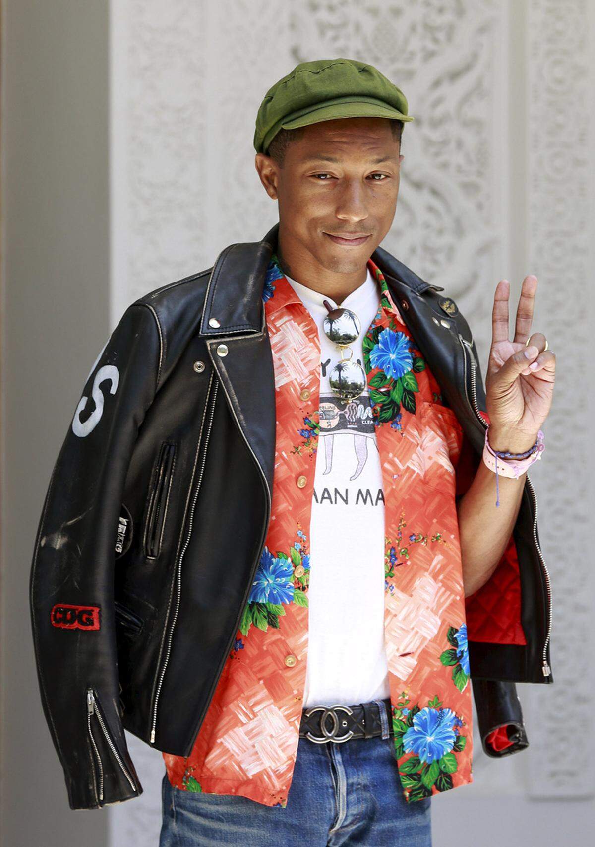 Zu viele Muster werden von etwa 13 Prozent als störend empfunden. Pharrell Williams scheint sich im Hawaiihemd trotzdem wohl zu fühlen.