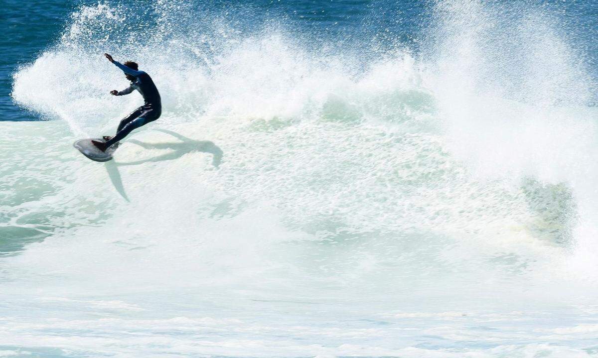 Auch im Senegal locken Wellen Surfer aus aller Welt an.