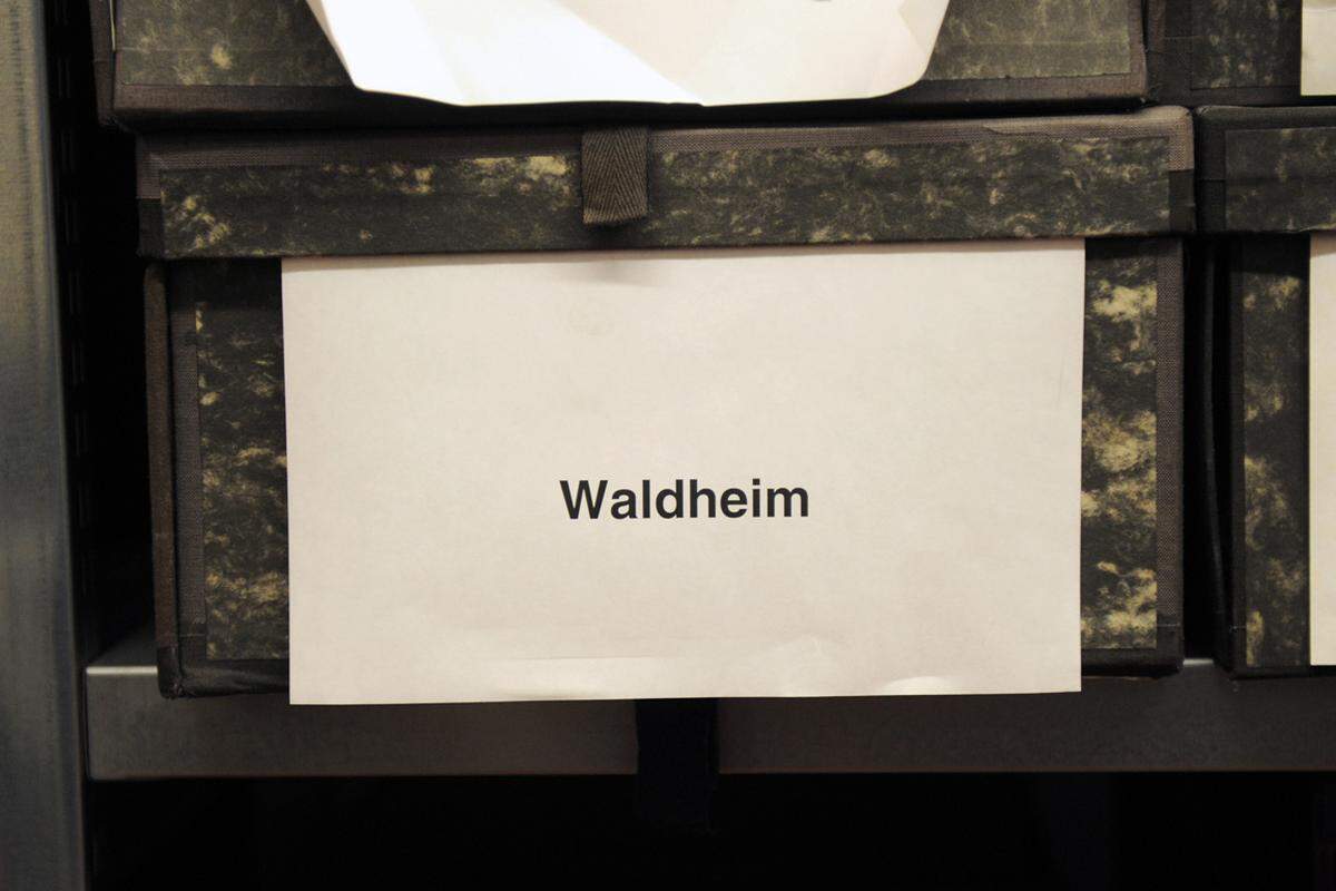 Schon seit Jahren gab es in Wien Gerüchte, dass Waldheims Vergangenheit im Krieg mehr umfasst, als er selbst erzählt hat. In seiner Biografie „Im Glaspalast der Weltpolitik“ streifte Waldheim nur einen Einsatz an der Ostfront, wo er 1941 verwundet wurde. Dann springt er Jahre voran: „Knapp vor Kriegsende befand ich mich im Raum Triest“.