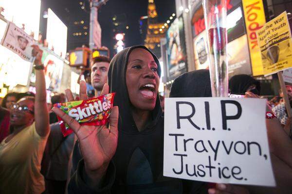 Tausende Menschen haben im Juli in mehreren Städten der USA gegen den Freispruch des Angeklagten George Zimmerman im Prozess um den erschossenen schwarzen Jugendlichen Trayvon Martin protestiert. (Link: Artikel zum Urteil)