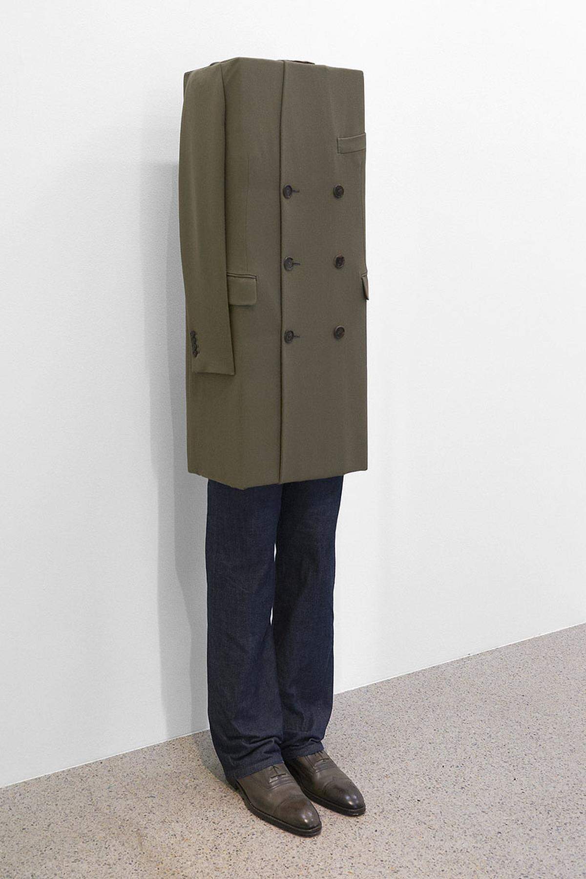 Die großangelegte Sommerausstellung "Reflecting Fashion" hat gleich für das ganze Museumsquartier das Motto "Summer of Fashion" angeregt und spürt in mehr als 300 Exponaten dem Dialog von Kunst und Mode seit der Moderne nach.Erwin Wurm: Construct