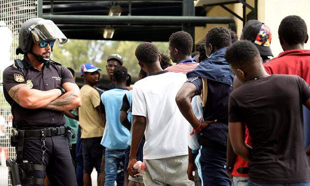 Afrikaner vor dem Erstaufnahmezentrum in Ceuta