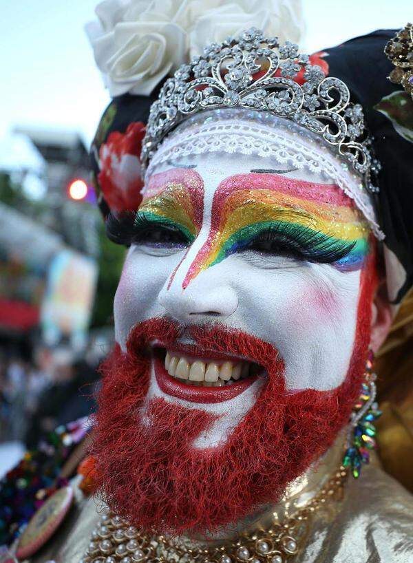 Bei den Ballgästen dominierten dieses Jahr eindeutig Regenbogenfarben, sie schlagen die Brücke zur gerade in Wien stattfindenden Euro Pride.