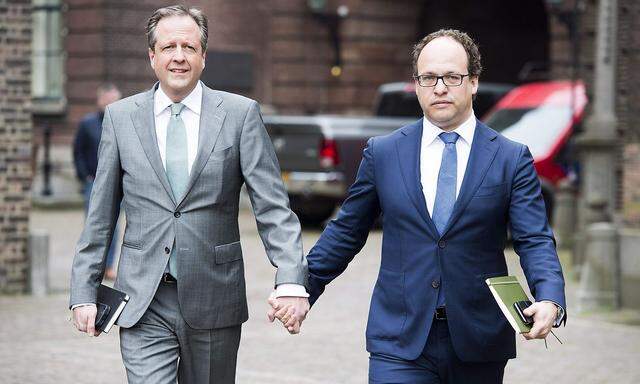 Auch die Parteichefs der niederländischen Partei D66 zeigten sich Hand in Hand: Alexander Pechtold (li.) und Wouter Koolmees (re.).