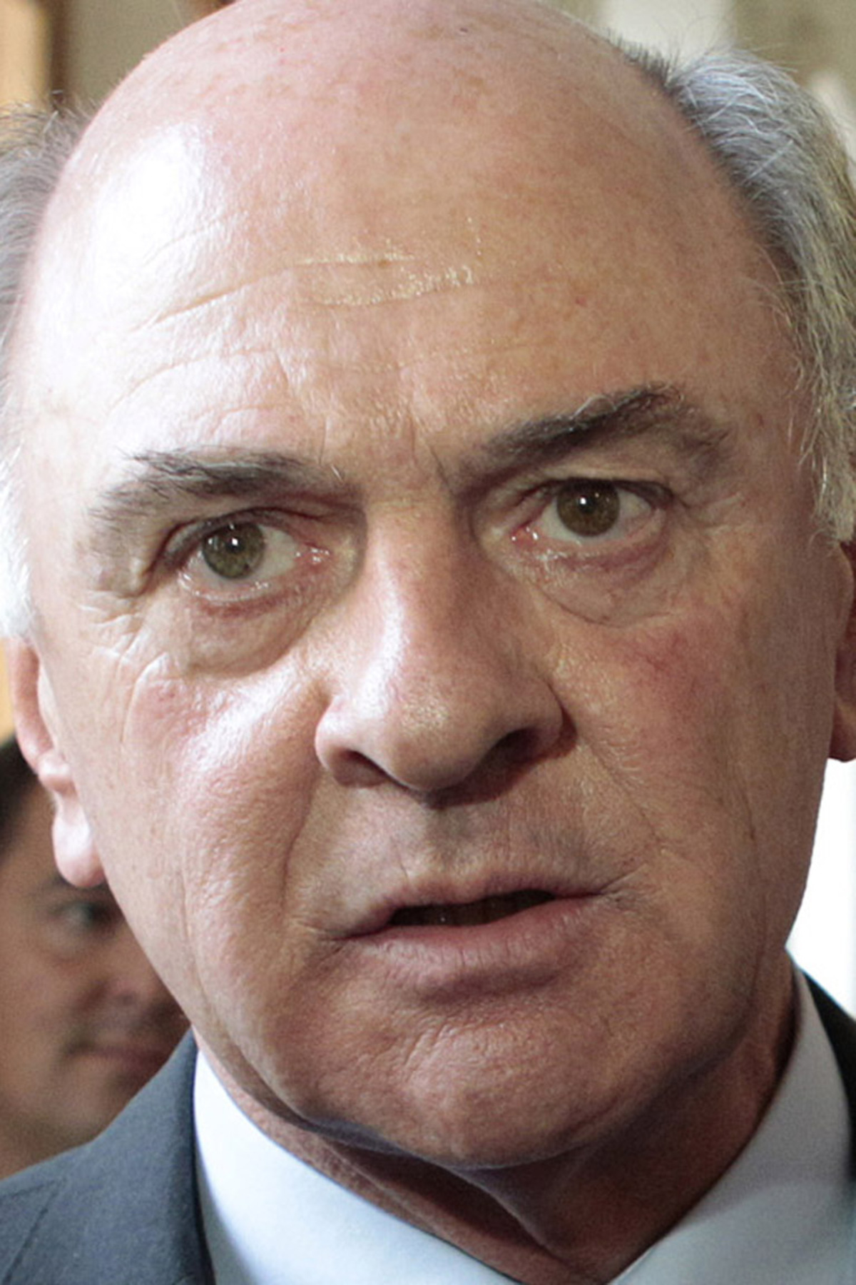 "Ich verstehe und respektiere die Entscheidung, auch wenn sie mir auch aufgrund der familiären Nähe persönlich leid tut",  erklärt Niederösterreichs Landeshauptmann Erwin Pröll über den Rücktritt seines Neffen, "der ein großes Talent auf politischer Ebene" gewesen sei. Es gebe aber "kein höheres Gut als die Gesundheit eines Menschen", sagt Pröll. "Gott sei Dank" habe die ÖVP aber "Persönlichkeiten verfügbar, die Verantwortung übernehmen können", so Pröll.