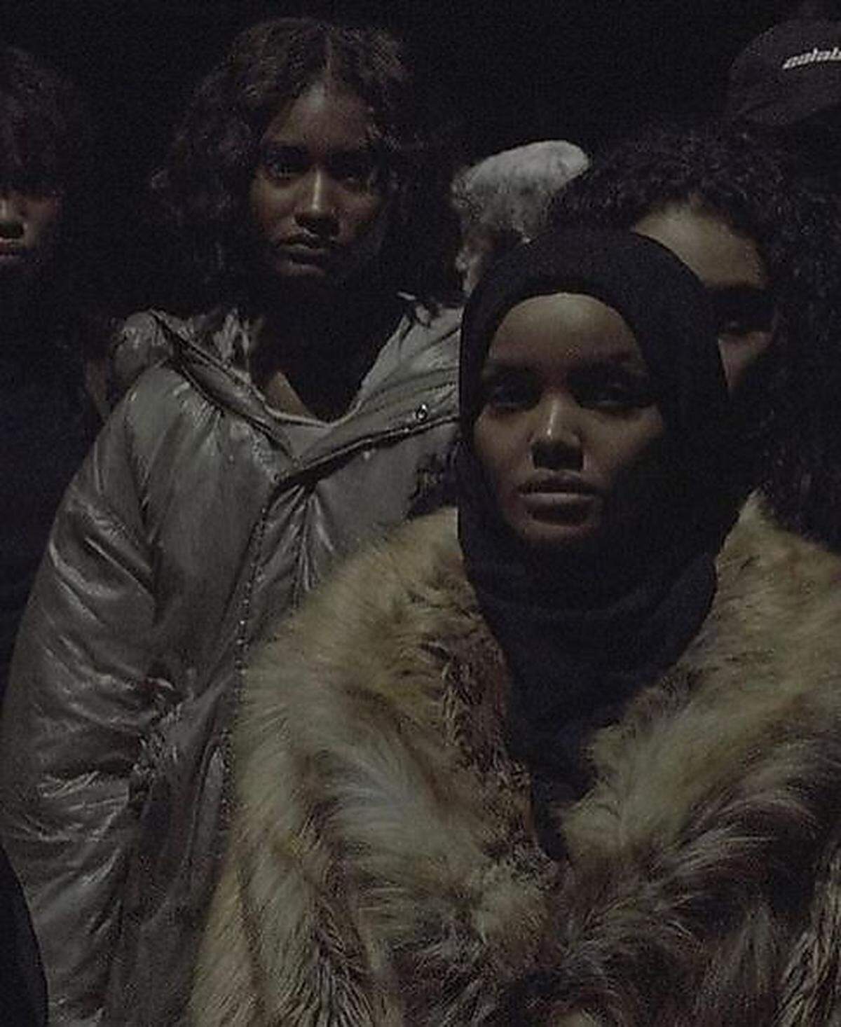 Davor hatte Halima Aden bereits einen Auftritt auf Kanye Wests "Yeezy"-Schau während der Fashion Week in New York City - ihr Catwalk-Debüt. Die Modezeitschrift "Vogue" schrieb, der Auftritt habe eine "bedeutsame Debatte" über muslimische Frauen bei der Fashion Week angestoßen. Aden selbst sagte dem Magazin, es sei noch immer schwierig für sie, geeignete Mode zu finden.