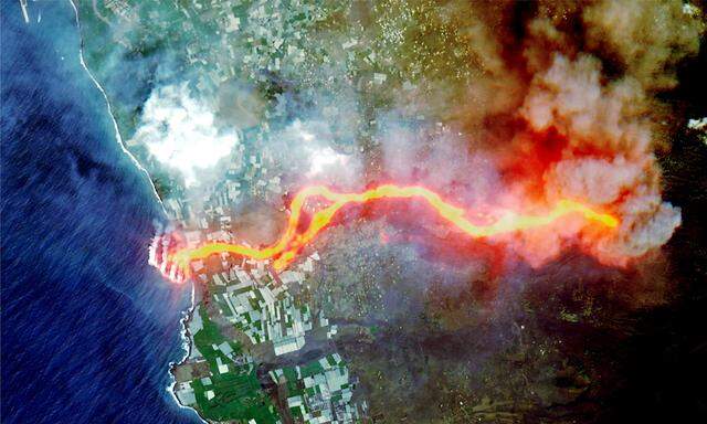 Ein Satellitenbild zeigt den Weg der Lava in Richtung Meer. 