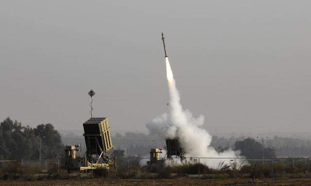 Eine Rakete des israelischen Abwehrsystems "Iron Dome" steigt nahe der südisraelischen Stadt Sderot auf, um eine palästinensische Rakete abzufangen.