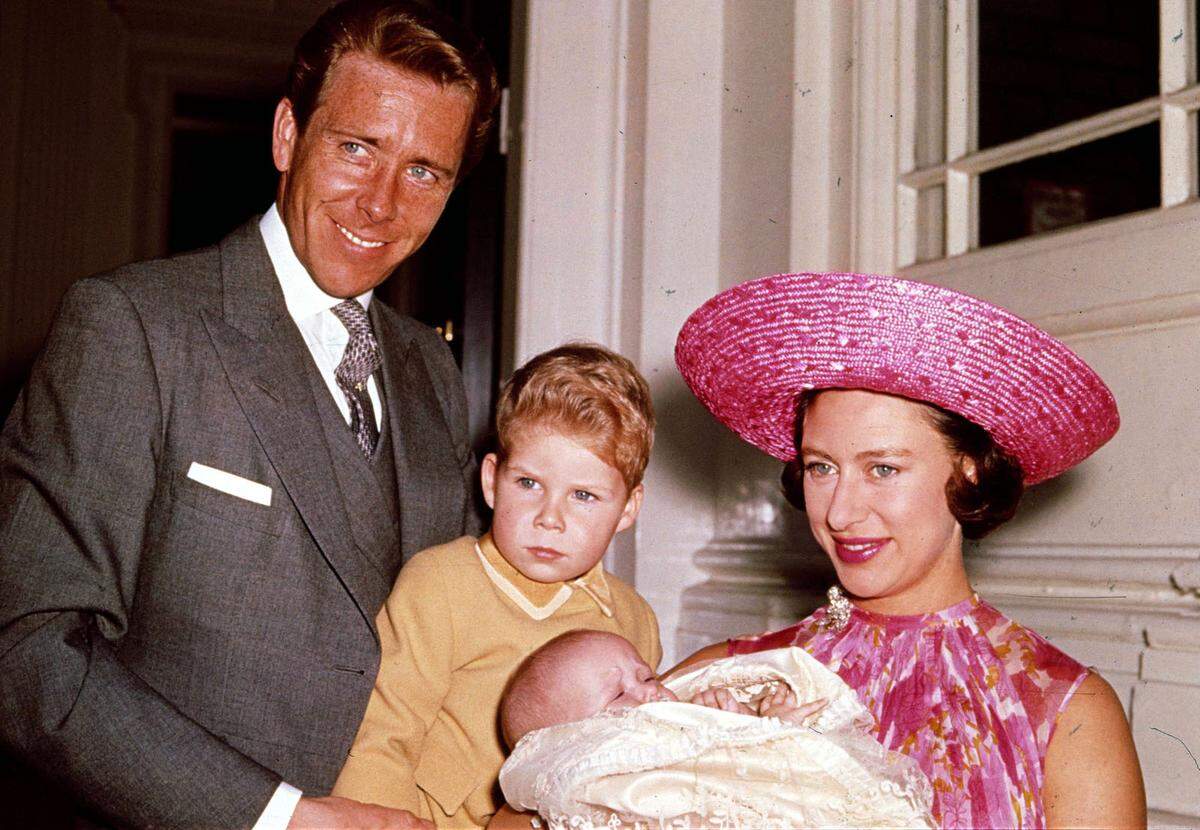 Im Mai 1960 heiratet die damals 30-Jährige dann tatsächlich einen Bürgerlichen. Und zwar den Promi-Fotografen Anthony Armstrong-Jones, der Margaret in die schillernde Künstler- und Promiszene einführt und 1961 den Titel Earl of Snowdon und Viscount Linley von der Queen verliehen bekommt.