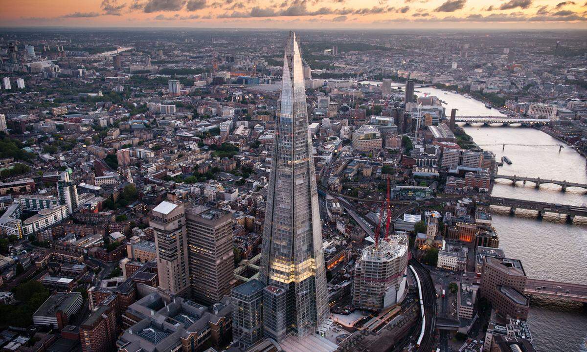 Renzo Piano Sein kleinster Entwurf misst kaum mehr als vier Meter – ein Mikrohaus für Vitra. Sein höchster dagegen ragt 310 Meter in den Londoner Himmel: „The Shard“. Piano beherrscht den Maßstabssprung wie auch das Einfühlen in kulturelle Kontexte, in denen der Pritzker-Preisträger, der Büros in Genua und Paris betreibt, seine zeitlosen Ansätze verewigt hat.