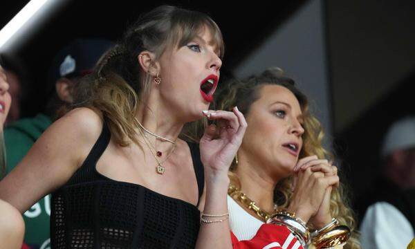 Taylor Swift verfolgte den Super Bowl mit prominenten Freunden. 