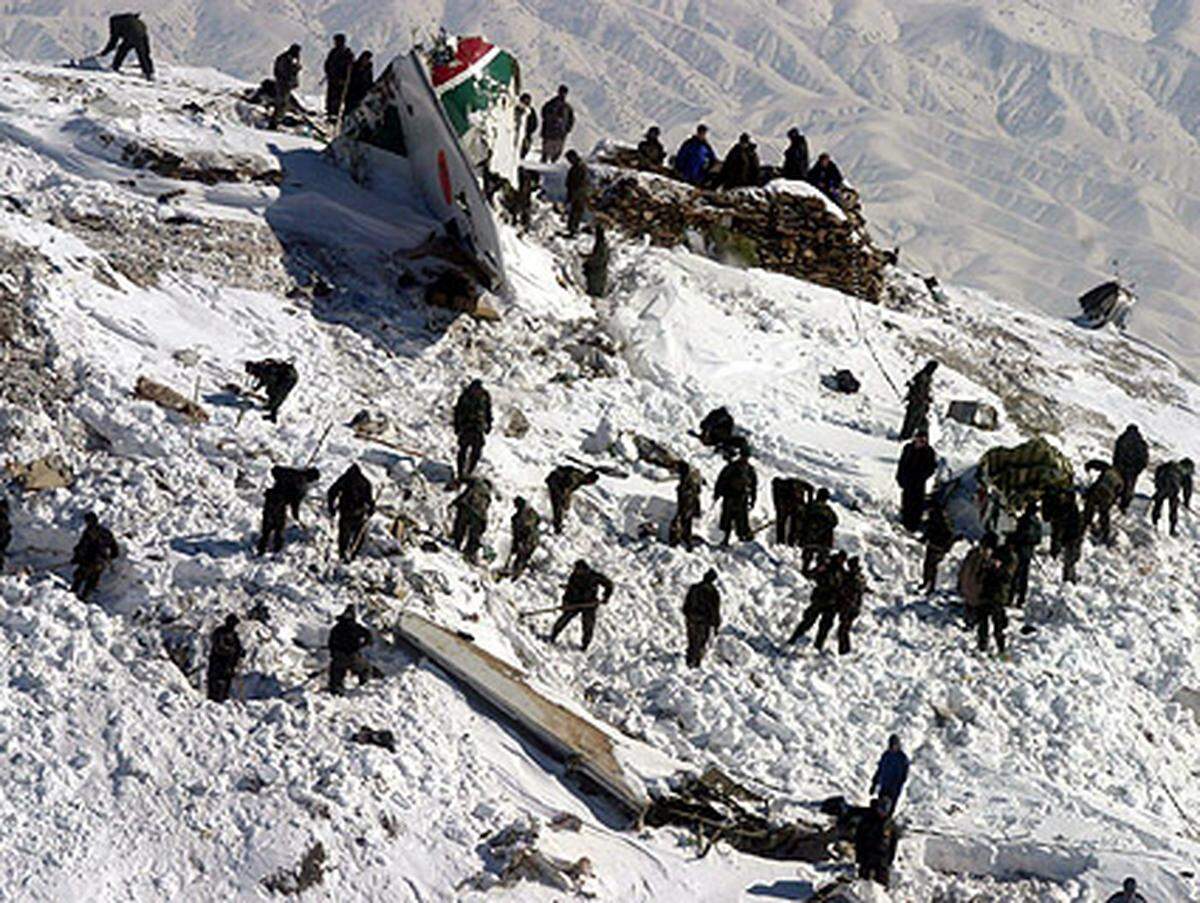 Eine Boeing 737 der afghanischen Kam Air prallt bei Kabul gegen einen Berg. Alle 105 Menschen an Bord kommen ums Leben.