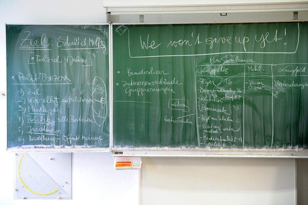 In der 6b hat man gegen die Schließung selbst Initiative ergriffen: Anstelle des Wandertags erarbeiten die Schüler Maßnahmen zur Rettung des Militärrealgymnasiums.