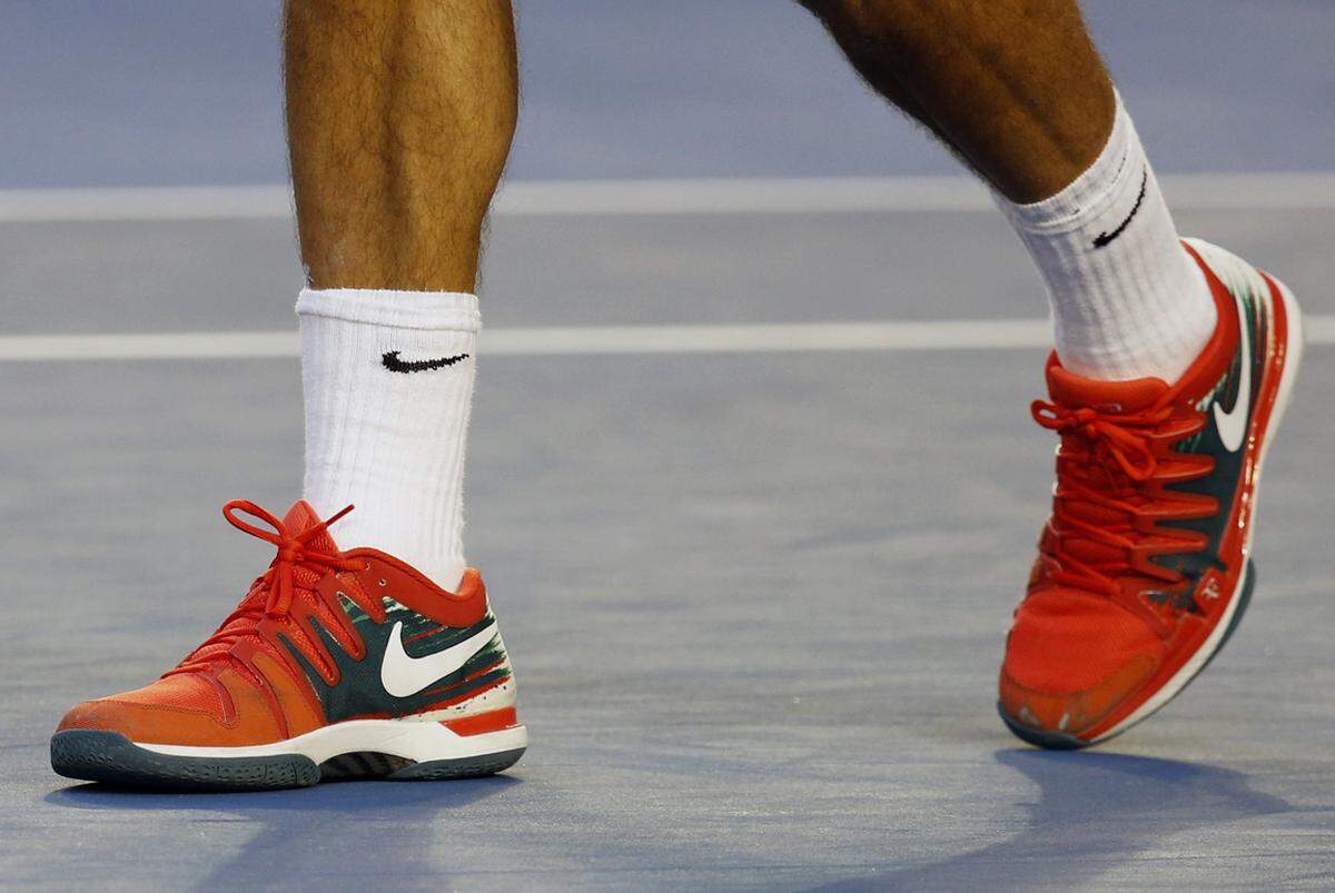 Sportschuhe mit hoch nach oben gezogenen weißen Tennissocken sehen wirklich nur an Tennis-Ass Roger Federer gut aus.