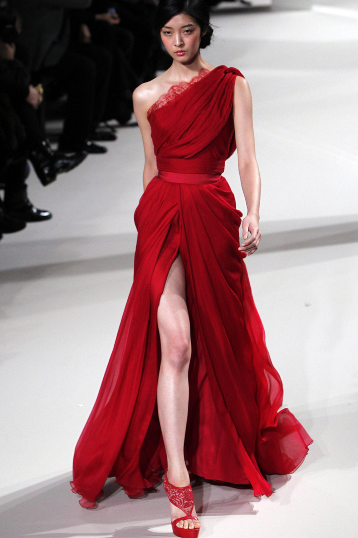 Aufwendig bestickt zeigt Eli Saab wieder makellos schöne Abendroben, die für die Ewigkeit gemacht sind.