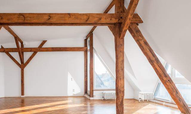 Altehrwürdiger Dachstuhl in neuem Glanz: revitalisierter Wohnraum mit historischen Details.