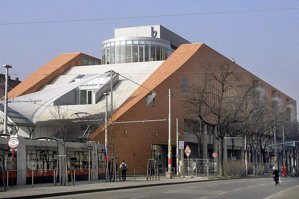 Auch die Hauptbücherei Wien über der U-Bahn-Station Burggasse-Stadthalle, entworfen von dem Architekten Ernst Mayr und 2003 eröffnet, ist mit ihrer langen Stiege zum Eingang inzwischen ein Wahrzeichen der Stadt.  In Berlin plant der rot-schwarze Senat für 270 Millionen Euro eine neue Metropolenbibliothek auf dem Tempelhofer Feld.