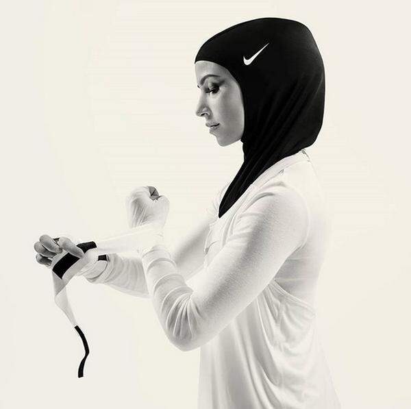 "Endlich ist der Bewundernswerte Nike pro Hijab raus! Ich bin so dankbar Teil dieser globalen Kampagne gewesen zu sein und ich fühle mich auch sehr geehrt. Ich danke dem gesamten Nike Team, für die tolle und schöne Erfahrung in London und natürlich für diese tollen Fotos!", schreibt die deutsche Boxerin Zeina Nassar, die libanesische Wurzeln hat.