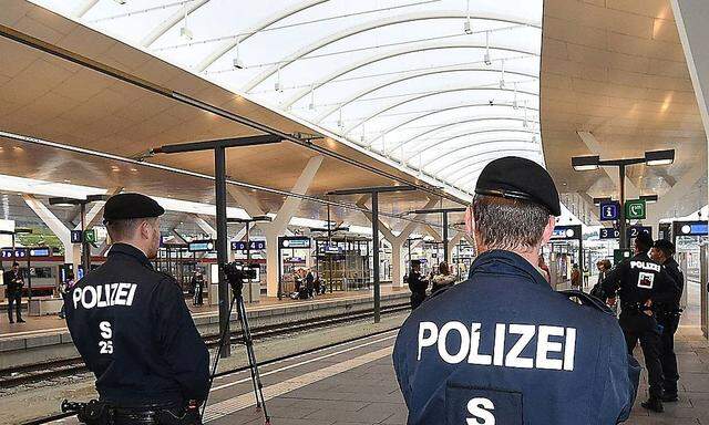 Archivbild: Polizei am Salzburger Hauptbahnhof