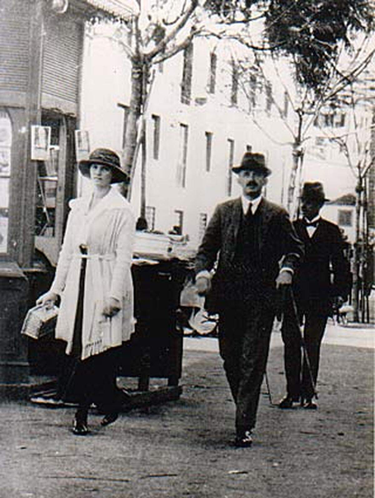 Ende 1921 wurden Karl und Zita ins Exil auf der portugiesischen Insel Madeira geschickt, wo Karl am 1. April 1922 an den Folgen einer Lungenentzündung starb. Seine Witwe trug von da an bis an ihr Lebensende schwarz.