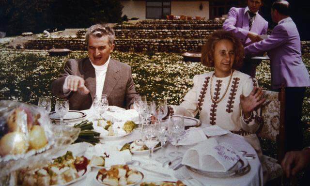 Zu Tisch mit den Ceauşescus: Der rumänische Diktator und seine Frau, Elena, mochten eher einfaches und gesundes Essen. 