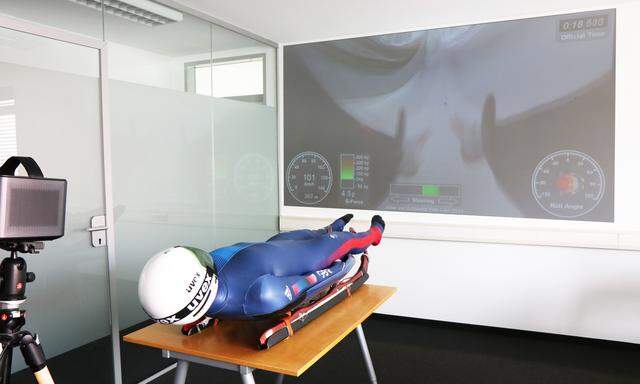 Im virtuellen Eiskanal simuliert Olympionike und Forscher Rupert Staudinger die Lenkbewegungen beim Rodeln.
