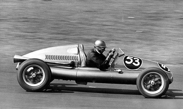 ''Bei manchen Auslaufzonen geht einem das Benzin aus, bevor man in die Streckenbegrenzung kracht.'' Ecclestone zur verbesserten Sicherheit auf Formel-1-Strecken.  Im Bild: Bernie Ecclestone 1951 in seinem Cooper 53.